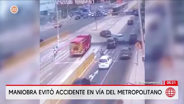 Bombero evita choque contra auto en la vía del Metropolitano en Chorrillos. Foto: América Noticias Bombero evita choque contra auto en la vía del Metropolitano en Chorrillos. Foto: América Noticias