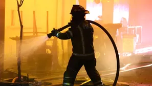 Bomberos atendieron 75 incendios en Lima en primeras horas del 2025. Foto: Andina / Video: Canal N