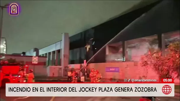 Bomberos controlan incendio en el interior del Jockey Plaza. Foto: América Noticias Bomberos controlan incendio en el interior del Jockey Plaza. Foto: América Noticias