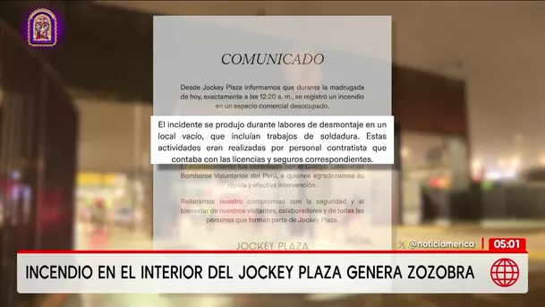 Bomberos controlan incendio en el interior del Jockey Plaza. Foto: América Noticias Bomberos controlan incendio en el interior del Jockey Plaza. Foto: América Noticias