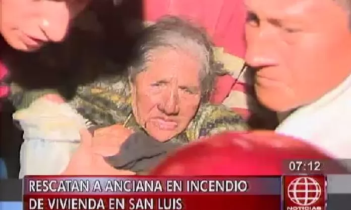Bomberos rescatan a anciana durante incendio de su vivienda en San Luis