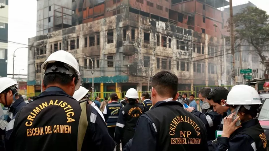 Peritos ingresaron a galería Nicolini tras incendio. Foto: Andina