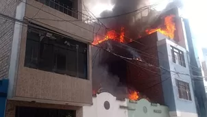 El incendio, clasificado como código dos, indica un nivel de preocupación elevado. / Video: Canal N