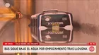 Bus atrapado bajo el agua en bypass de Villa María del Triunfo