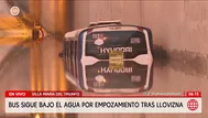Bus atrapado bajo el agua en bypass de Villa María del Triunfo