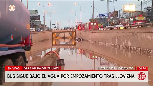 Bus atrapado bajo el agua en bypass de Villa María del Triunfo. Foto: América Noticias Bus atrapado bajo el agua en bypass de Villa María del Triunfo. Foto: América Noticias