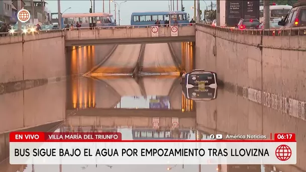 Bus atrapado bajo el agua en bypass de Villa María del Triunfo. Foto: América Noticias Bus atrapado bajo el agua en bypass de Villa María del Triunfo. Foto: América Noticias