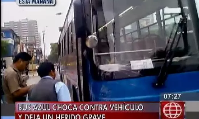 Bus del Corredor Azul chocó aparatosamente contra un auto en Lince