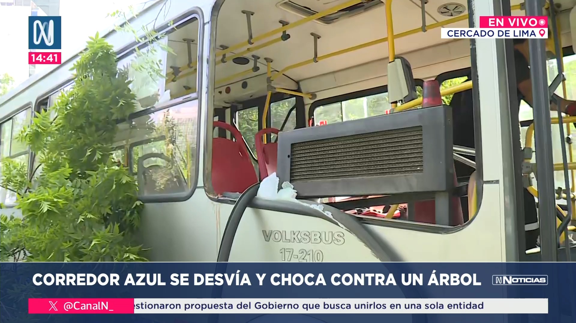 Bus de corredor azul se despista y choca contra un árbol en la avenida Arequipa