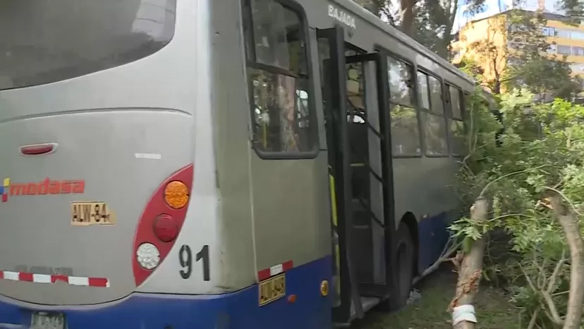 Bus de corredor azul se despista y choca contra un árbol en la avenida Arequipa