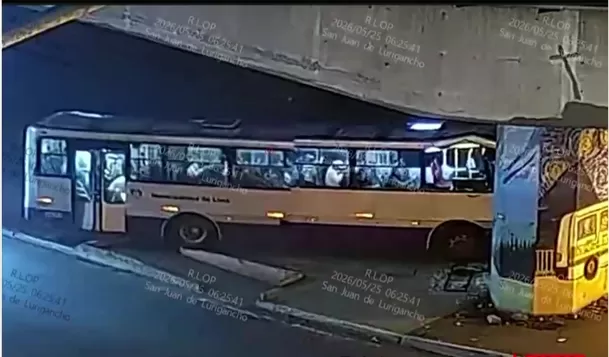 Bus del Corredor Morado choca en San Juan de Lurigancho. Foto: América Noticias Bus del Corredor Morado choca en San Juan de Lurigancho. Foto: América Noticias