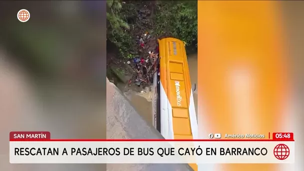 Bus cae a barranco en la carretera Fernando Belaunde Terry en San Martín. Foto: América Noticias
