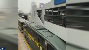 Un bus de la Policía Nacional del Perú (PNP) causó atascos al quedar atrapado en estación Javier Prado. / Video: Canal N