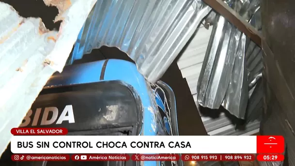 Bus sin control se estrella contra una casa en Villa El Salvador. Foto: América Noticias