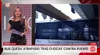 Bus de transporte público atascado debajo de puente en Magdalena