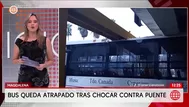 Bus de transporte público atascado debajo de puente en Magdalena
