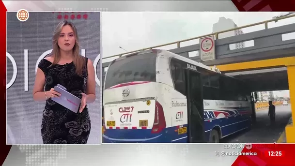 Bus de transporte público queda atascado debajo de puente en Magdalena. Foto: América Noticias Bus de transporte público queda atascado debajo de puente en Magdalena. Foto: América Noticias
