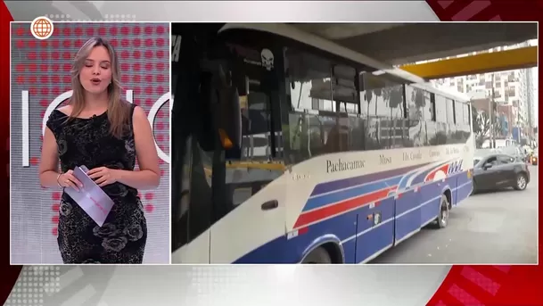Bus de transporte público queda atascado debajo de puente en Magdalena. Foto: América Noticias Bus de transporte público queda atascado debajo de puente en Magdalena. Foto: América Noticias