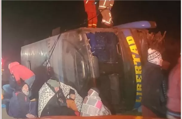 Bus de Transportes Libertad se vuelca en Puno: 3 muertos y 32 heridos. Foto: América Noticias
