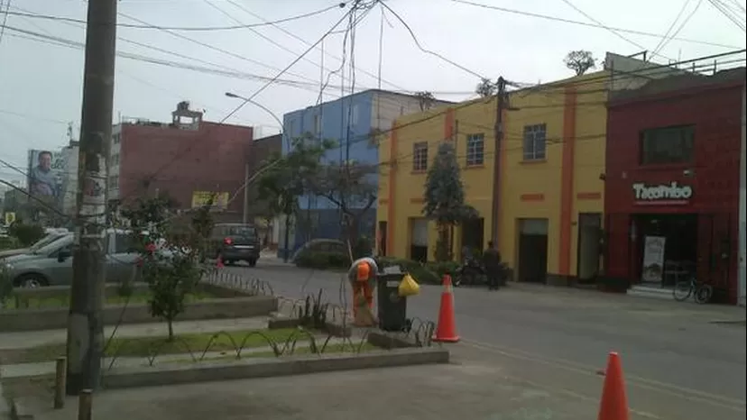 Cables caídos ponen en riesgo la integridad de peatones en Jesús María