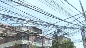 En Pueblo Libre, Cables colgados en la calle tras choque de camión ponen en riesgo a vecinos. / Video: América Noticias