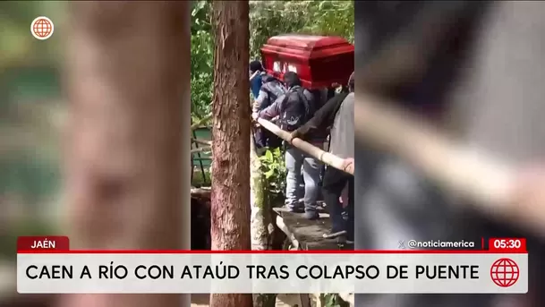 Caen a río con ataúd tras colapso de puente en Jaén. Foto: América Noticias