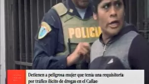 La mujer puso resistencia para no ser intervenida. Foto: captura de TV