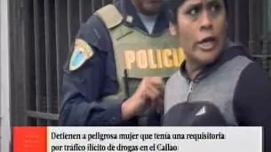 La mujer puso resistencia para no ser intervenida. Foto: captura de TV