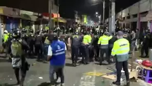 Durante la madrugada, los comerciantes se enfrentaron a la policía y a las autoridades municipales. / Video: Canal N