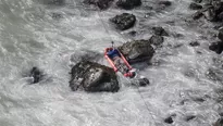 El bus cayó a un abismo en el serpentín de Pasamayo. Foto: Agencia Andina