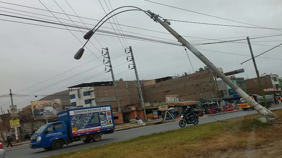 Poste pone en peligro a los vecinos del Callao.