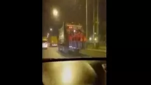 Trabajadores de limpieza del Callao en carro recolector de basura. Foto: Captura de TV