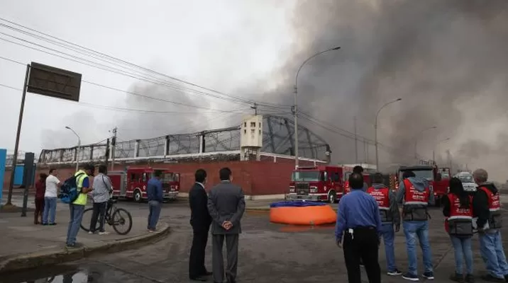 Se aviva el fuego en los almacenes de la empresa Pamolsa. Foto: Agencia Andina Se aviva el fuego en los almacenes de la empresa Pamolsa. Foto: Agencia Andina
