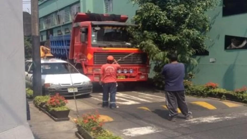 Camión bloquea paso a vehículos en calle de Miraflores