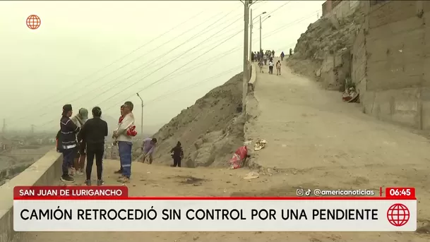 Camión de carga se vuelca en una pendiente en San Juan de Lurigancho. Foto: América Noticias Camión de carga se vuelca en una pendiente en San Juan de Lurigancho. Foto: América Noticias