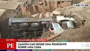 Camión cayó por la pendiente destruyendo hasta tres viviendas / Fuente: América Noticias