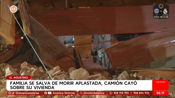 Familia salva de morir aplastda, camión cayó sobre su vivienda en El Agustino. Foto: América Noticias Familia salva de morir aplastda, camión cayó sobre su vivienda en El Agustino. Foto: América Noticias