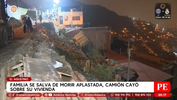 Familia salva de morir aplastda, camión cayó sobre su vivienda en El Agustino. Foto: América Noticias Familia salva de morir aplastda, camión cayó sobre su vivienda en El Agustino. Foto: América Noticias