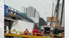 Camión de carga impacta contra puente en la avenida Brasil