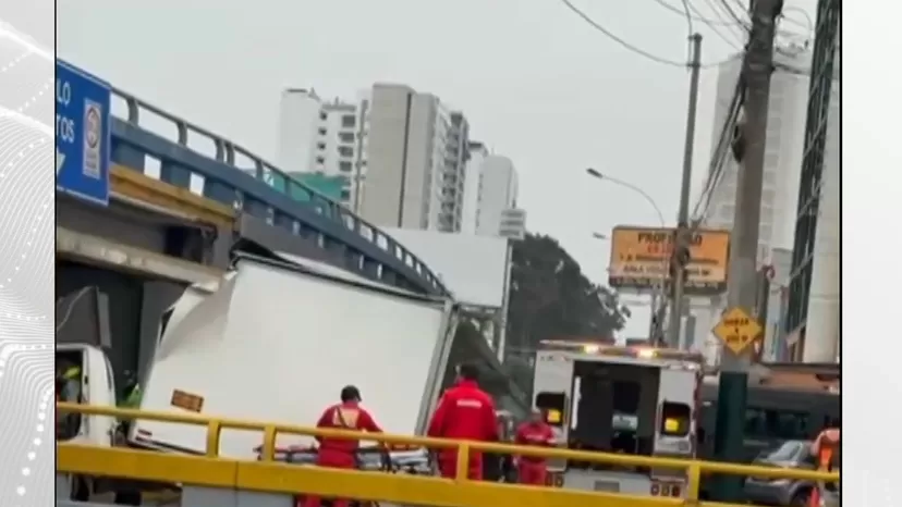 Camión de carga impacta contra puente en la avenida Brasil