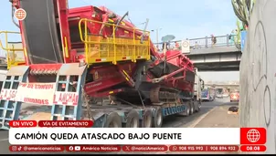 Camión queda atascado bajo puente Acho en Vía de Evitamiento. Foto y video: América Noticias