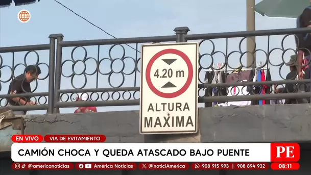 Camión queda atascado bajo puente Acho en Vía de Evitamiento. Foto: América Noticias Camión queda atascado bajo puente Acho en Vía de Evitamiento. Foto: América Noticias