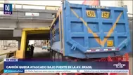 Camión queda atrapado bajo puente de la avenida Brasil y genera caos vehicular