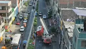 En el distrito de El Agustino, un camión quedó atascado en un enorme forado en la vía. / Video: Canal N