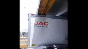 Camión quedó atascado en la avenida Brasil.