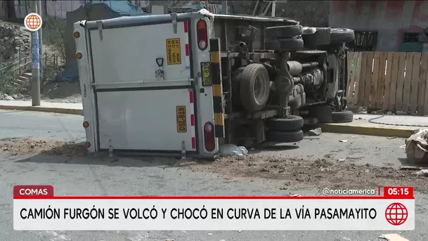Camión se vuelca en la vía Pasamayito en Comas. Foto: América Noticias Camión se vuelca en la vía Pasamayito en Comas. Foto: América Noticias