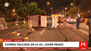 Camión volcado en la avenida Javier Prado en San Borja. Foto y video: América Noticias