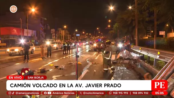 Camión volcado en la avenida Javier Prado en San Borja. Foto: América Noticias Camión volcado en la avenida Javier Prado en San Borja. Foto: América Noticias