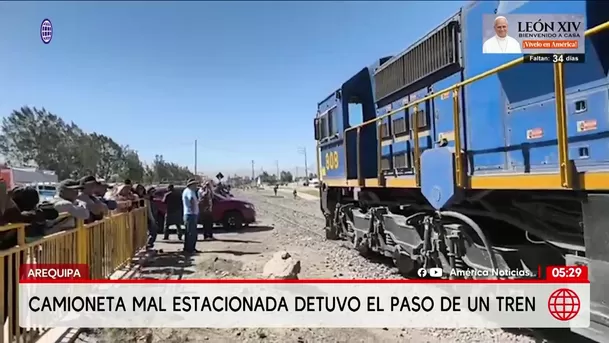 Camioneta mal estacionada detuvo el paso de un tren en Arequipa. Foto: América Noticias Camioneta mal estacionada detuvo el paso de un tren en Arequipa. Foto: América Noticias