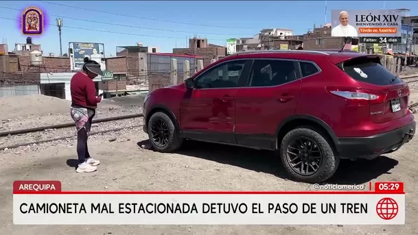 Camioneta mal estacionada detuvo el paso de un tren en Arequipa. Foto: América Noticias Camioneta mal estacionada detuvo el paso de un tren en Arequipa. Foto: América Noticias
